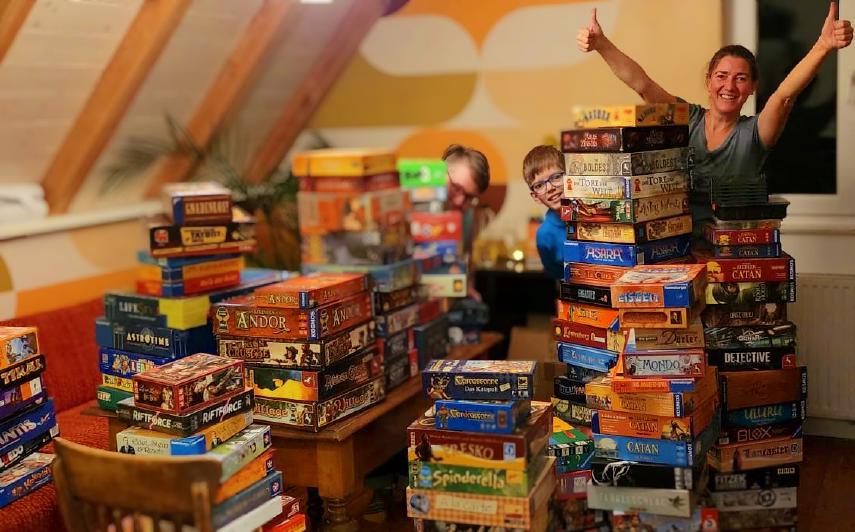 Saskia Schmitt inmitten Spielestapeln Saskia Schmitt inmitten Spielestapeln