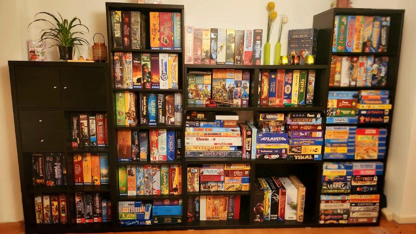 Saskia Schmitt inmittten Spielestapeln Saskia Schmitt inmittten Spielestapeln